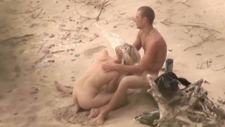 Voyeur sex video from the public beach with hot couple