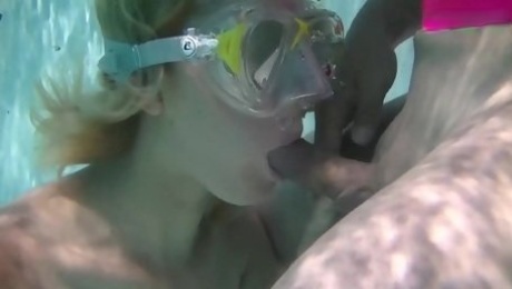 Swimming like a fucking mermaid Samantha Cruz gives a blowjob underwater