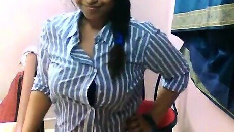 Indian sexy tamil girl exposing her sexy big booby body in