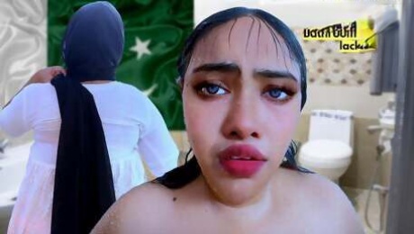(Bathroom Chudai MMS) Lahore Muslim 18 year old Cute girl shower in bathroom Then a Stranger Guy entere the bathroom & Fucks her