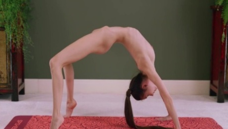 WOWGIRLS Beautiful model Leona Mia performing some yoga exercises absolutely naked